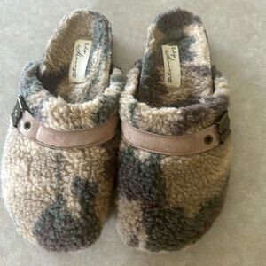 Camouflage fuzzy clogs